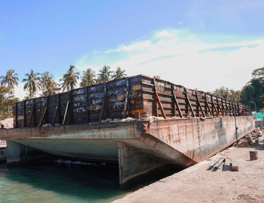 Tongkang di dock